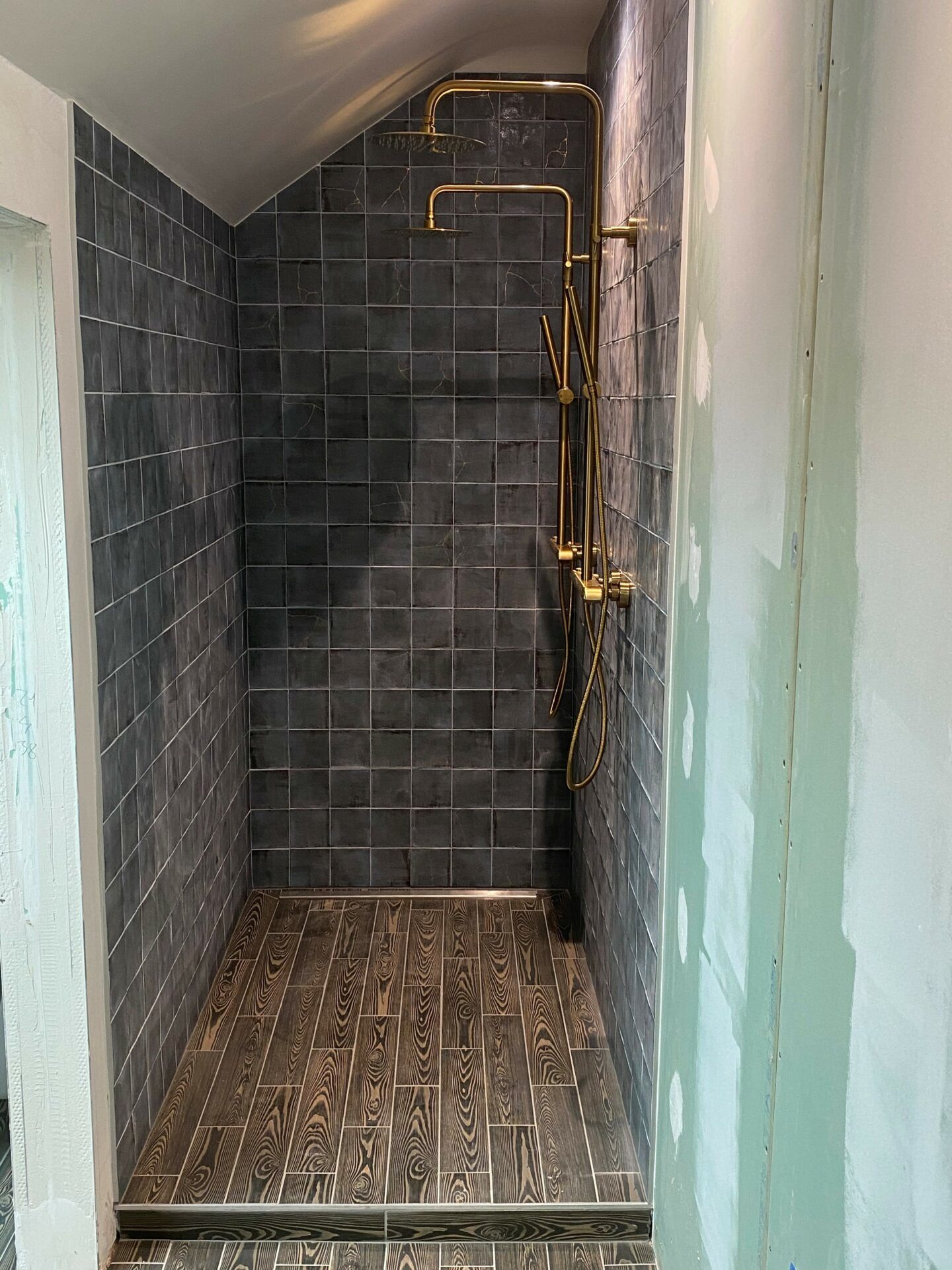 douche_double_doré_carrelage_bleu_effet_bois_jcs_renovation_salle_de_bain_1