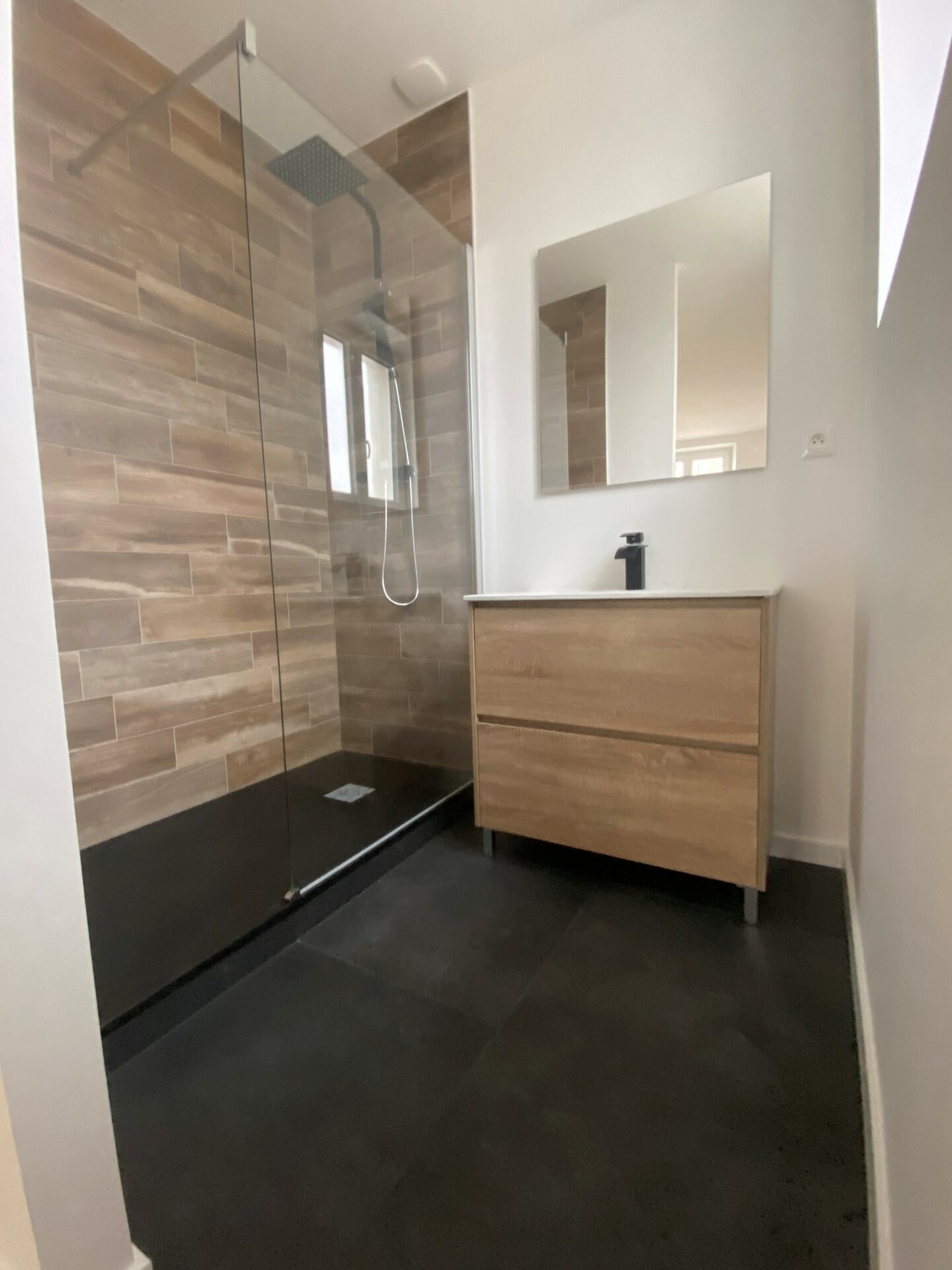 salle_de_bain_effet_beton_bois_douche_italienne_renovation_jcs_2