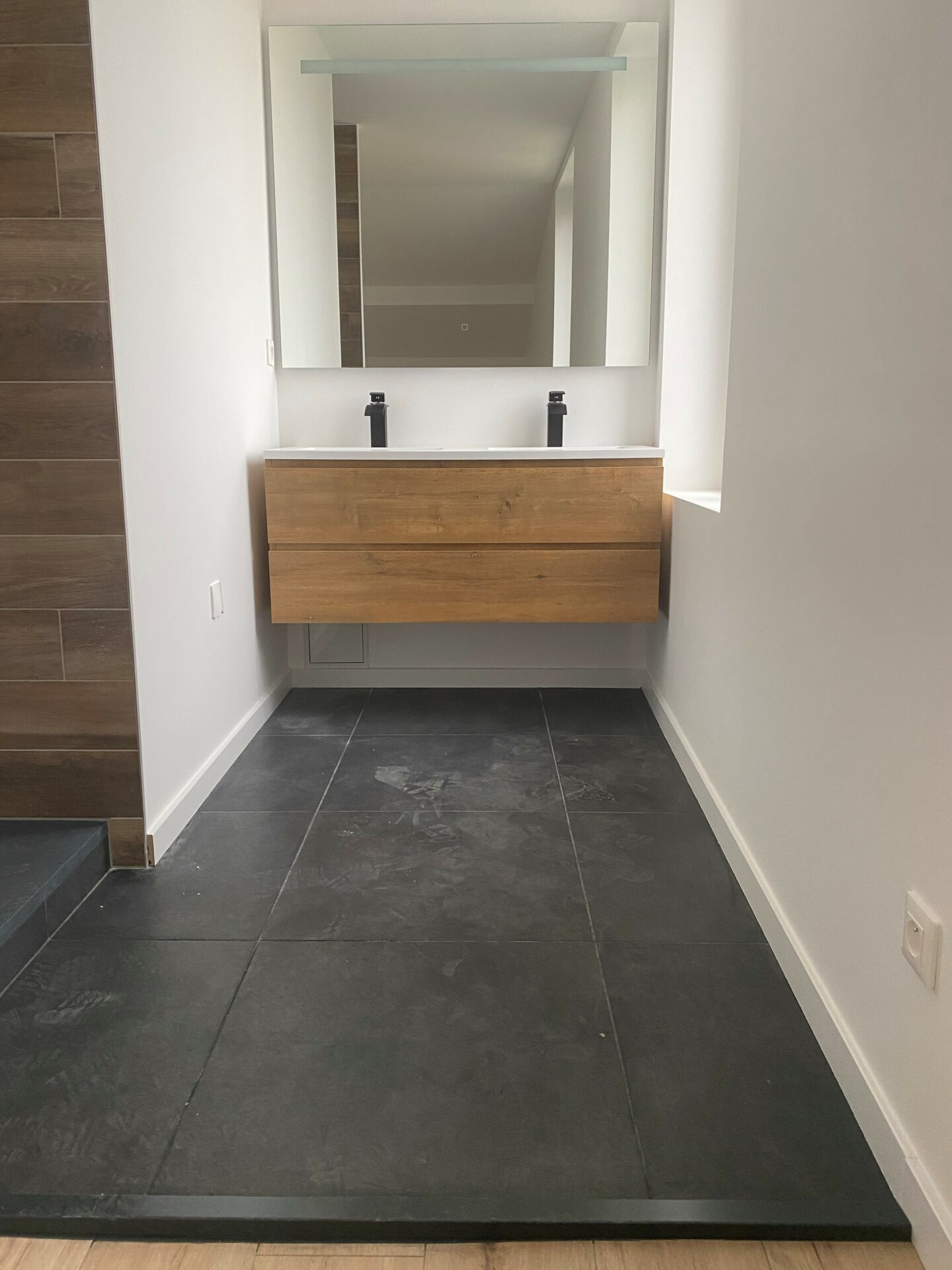 salle_de_bain_meuble_double_vasque_bois_effet_beton_renovation_jcs