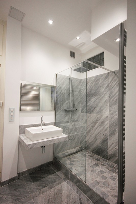 salle_de_bain_moderne_carrelage_gris_marbre_douche_italienne_jsc_renovation_plomberie