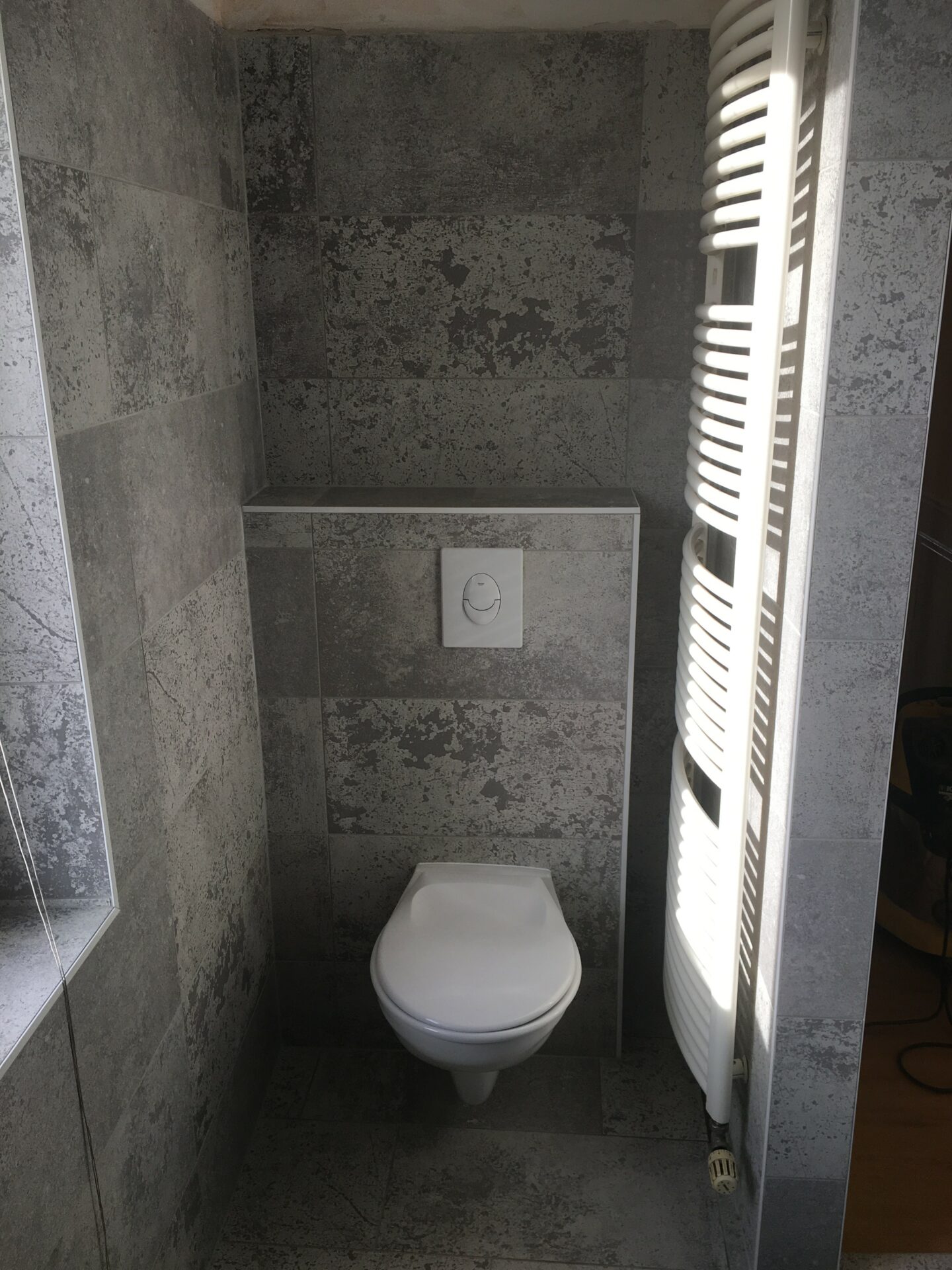 wc_suspendu_moderne_carrelage_gris_seche_serviette_jcs_renovation